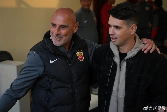 世界杯直播观看指南-奥斯卡在多哈探班海港，与穆斯卡特热情拥抱