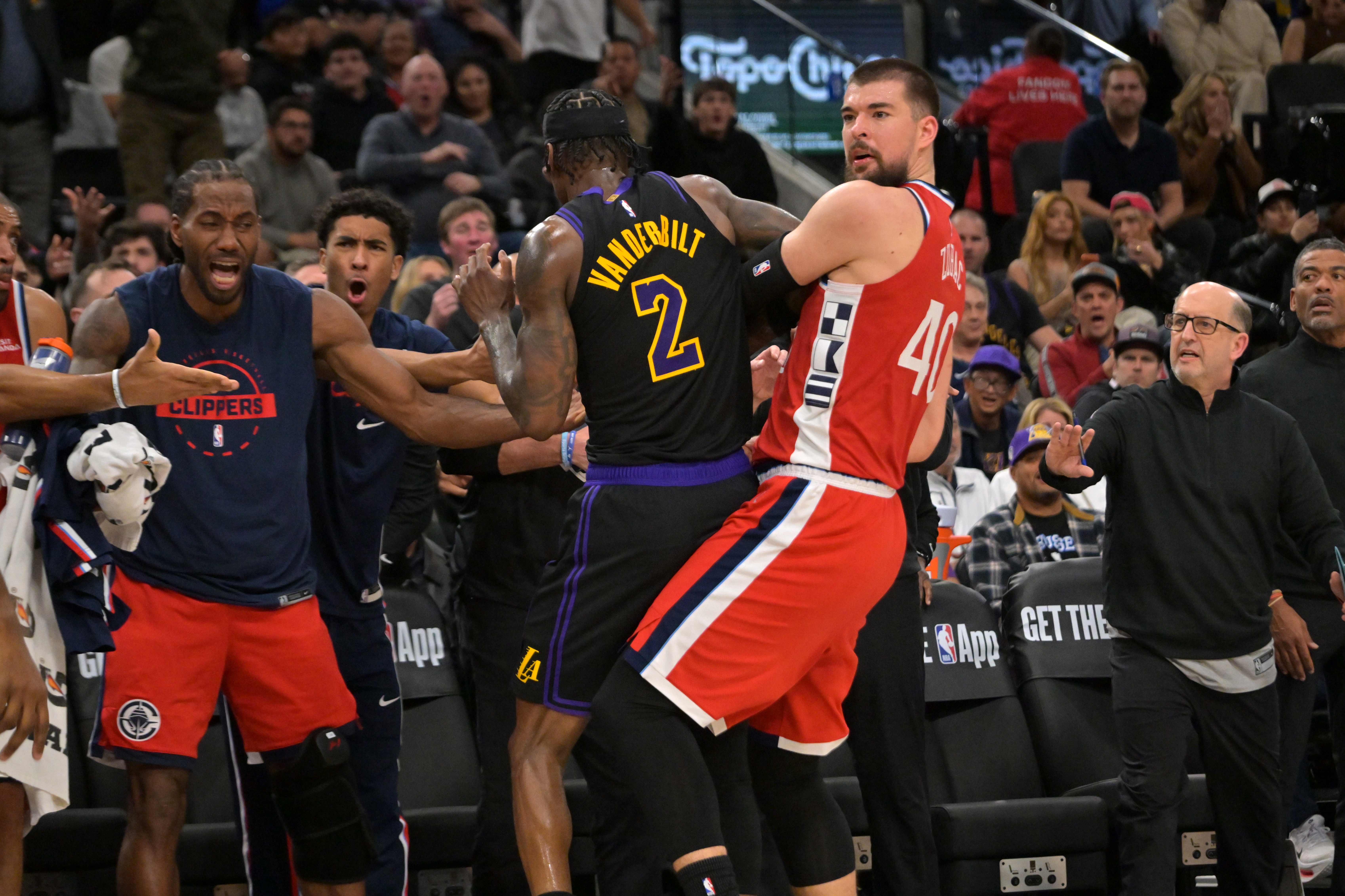 世界杯客户端下载-机器人都急了！范德彪&amp;祖巴茨冲突时 情绪稳定的小卡难得面目狰狞